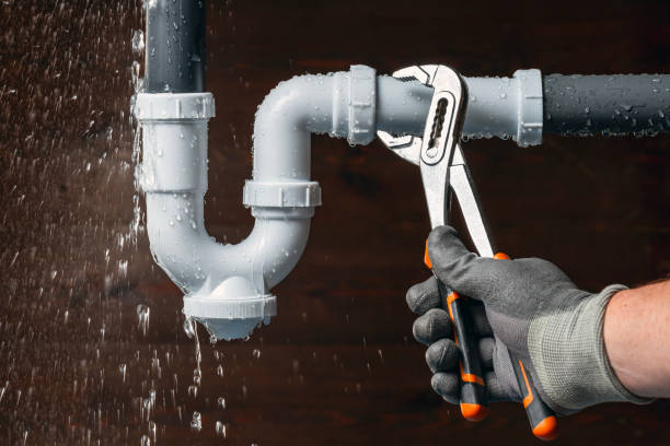 Professional Emergency Plumber technician working in North Benton, OH